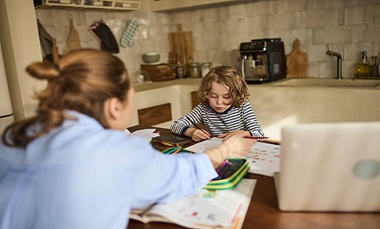 Parent accompagnant un enfant TDAH pendant les devoirs à la maison.